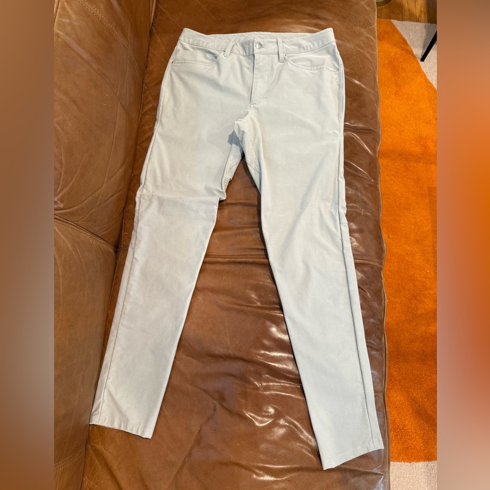 Lululemon Utilitech light gray men’s pant. Size 32.